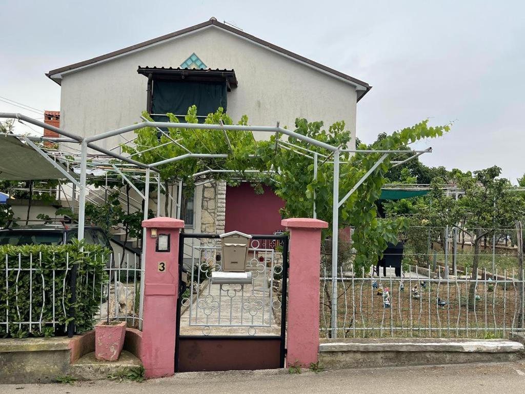 شقة Apartman Pcelica بولا المظهر الخارجي الصورة
