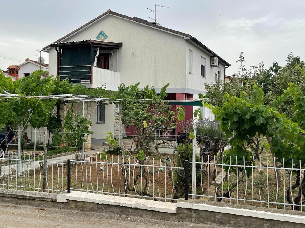 شقة Apartman Pcelica بولا المظهر الخارجي الصورة